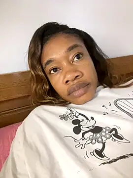 Snapshot of _yisela_ chatting on 10-19-25, 03:31 yisela online show from 10-19-25, 03:31