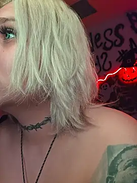 Snapshot of Laura_takint chatting on 10-19-25, 04:37 Laura takint online show from 10-19-25, 04:37