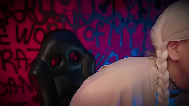 Snapshot of Laura_takint chatting on 02-15-25, 04:01 Laura takint online show from 02-15-25, 04:01