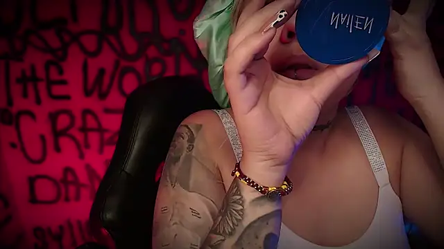 Snapshot of Laura_takint chatting on 02-14-25, 04:09 Laura takint online show from 02-14-25, 04:09