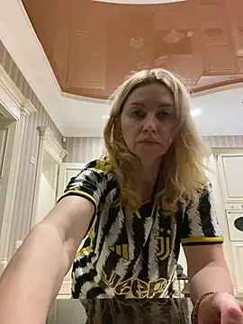 Snapshot of Amazoniiaa chatting on 03-05-25, 03:29 Amazoniiaa online show from 03-05-25, 03:29
