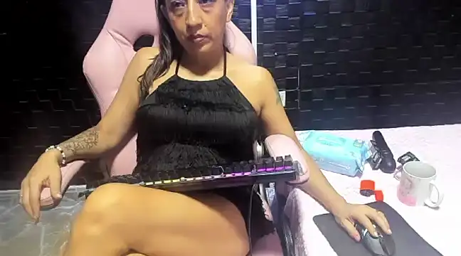 Snapshot of mature_sexi40 chatting on 03-15-25, 06:25 mature sexi40 online show from 03-15-25, 06:25