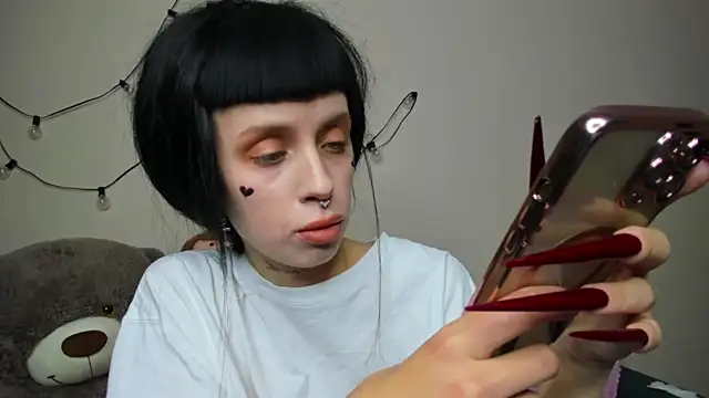 Snapshot of FlowerOfSin2001 chatting on 10-11-25, 04:08 FlowerOfSin2001 online show from 10-11-25, 04:08