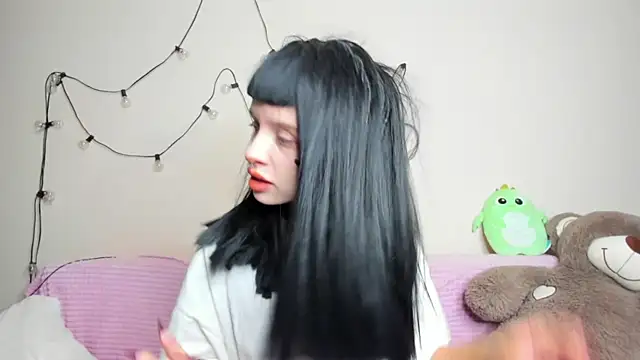 Snapshot of FlowerOfSin2001 chatting on 09-20-25, 04:23 FlowerOfSin2001 online show from 09-20-25, 04:23