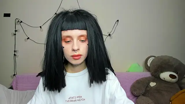 Snapshot of FlowerOfSin2001 chatting on 09-14-25, 05:57 FlowerOfSin2001 online show from 09-14-25, 05:57