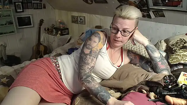 Snapshot of MaryG chatting on 02-20-25, 04:25 MaryG online show from 02-20-25, 04:25