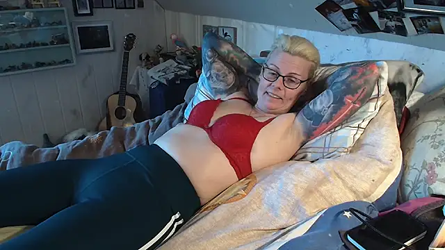 Snapshot of MaryG chatting on 02-08-25, 02:49 MaryG online show from 02-08-25, 02:49