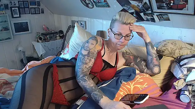 Snapshot of MaryG chatting on 03-03-25, 02:06 MaryG online show from 03-03-25, 02:06