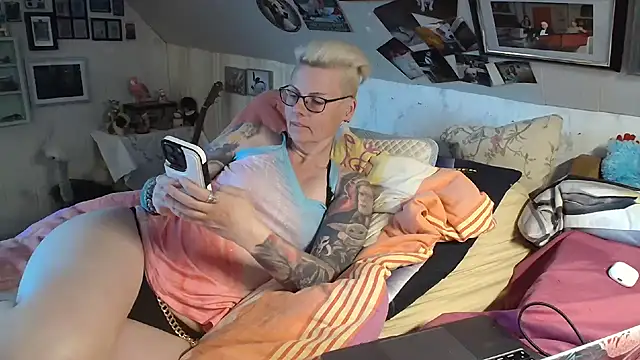 Snapshot of MaryG chatting on 03-16-25, 04:56 MaryG online show from 03-16-25, 04:56