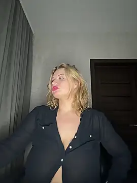 Snapshot of Evellyn chatting on 12-22-24, 04:27 Evellyn online show from 12-22-24, 04:27