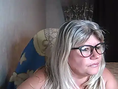 Snapshot of Diana_49 chatting on 09-27-25, 05:52 Diana 49 online show from 09-27-25, 05:52