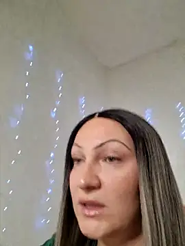 Snapshot of KVerunce chatting on 12-17-24, 10:11 KVerunce online show from 12-17-24, 10:11