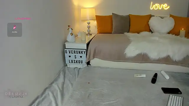 Snapshot of KVerunce chatting on 12-11-24, 09:34 KVerunce online show from 12-11-24, 09:34