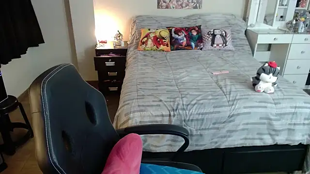 Snapshot of kittykat18x chatting on 10-28-25, 01:17 kittykat18x online show from 10-28-25, 01:17