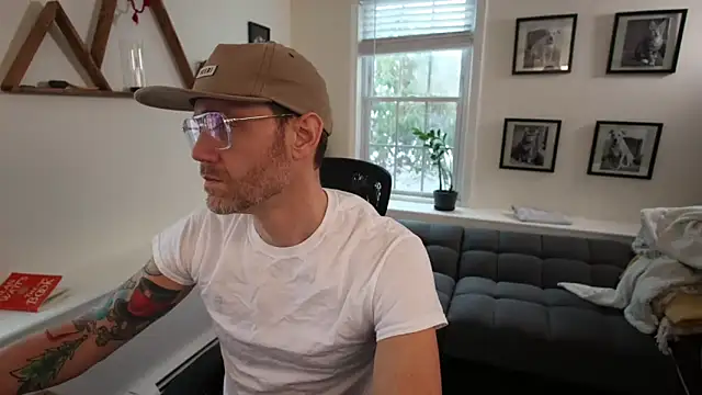 Snapshot of BradBronton chatting on 02-18-26, 07:32 BradBronton online show from 02-18-26, 07:32