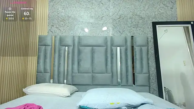 Snapshot of veronicaroose_ chatting on 02-25-26, 12:49 veronicaroose online show from 02-25-26, 12:49