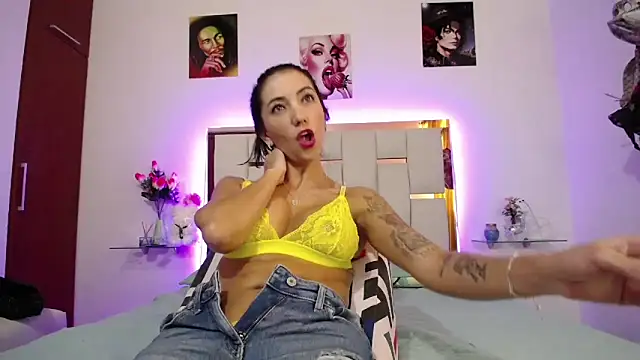 Snapshot of LunaZambrano chatting on 03-19-25, 06:23 LunaZambrano online show from 03-19-25, 06:23