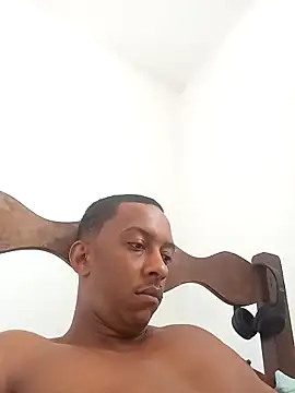 Snapshot of Pretinhoo25 chatting on 02-17-26, 04:26 Pretinhoo25 online show from 02-17-26, 04:26