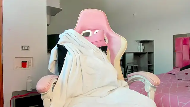 the queen aleja online show from 12-20-25, 03:48