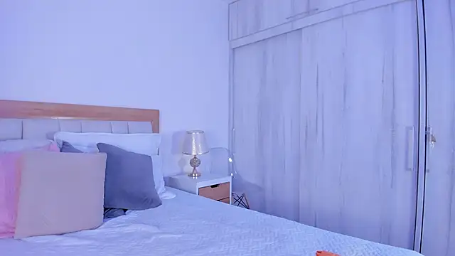 Snapshot of mia_hank chatting on 11-11-25, 11:05 mia hank online show from 11-11-25, 11:05