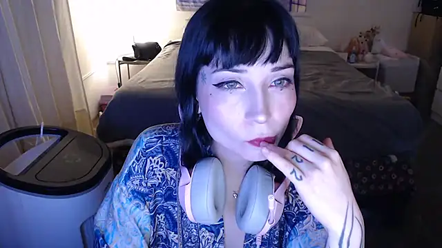 latinpetit online show from 11-21-25, 03:16