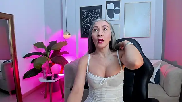  Nicoletteshea  online show from 05-09-26, 05:05