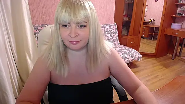 Snapshot of -MeowMeow chatting on 10-05-25, 02:19 -MeowMeow online show from 10-05-25, 02:19