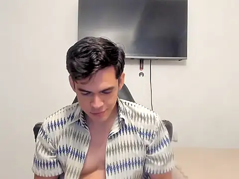 Snapshot of Lucian_Gomez_ chatting on 10-17-25, 09:27 Lucian Gomez  online show from 10-17-25, 09:27