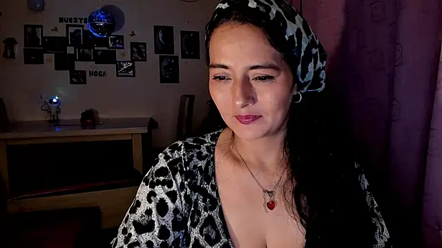 Snapshot of emma_luxy chatting on 04-06-26, 04:46 emma luxy online show from 04-06-26, 04:46