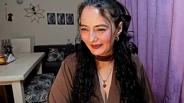 Snapshot of emma_luxy chatting on 04-21-26, 11:00 emma luxy online show from 04-21-26, 11:00