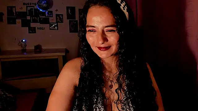 Snapshot of emma_luxy chatting on 04-05-26, 12:39 emma luxy online show from 04-05-26, 12:39