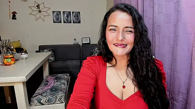 Snapshot of emma_luxy chatting on 04-30-26, 01:23 emma luxy online show from 04-30-26, 01:23