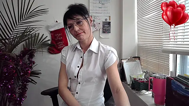 Snapshot of City_Kat chatting on 12-17-25, 05:29 City Kat online show from 12-17-25, 05:29