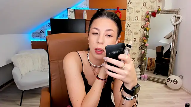 Snapshot of EmillyTaylor chatting on 09-22-25, 03:45 EmillyTaylor online show from 09-22-25, 03:45
