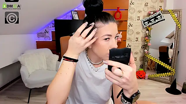 EmillyTaylor online show from 10-29-25, 04:33