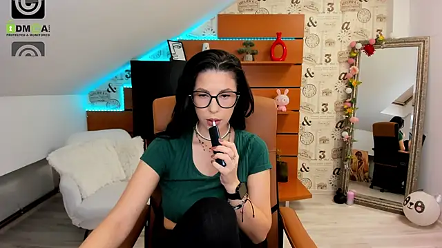 EmillyTaylor online show from 11-06-25, 05:00