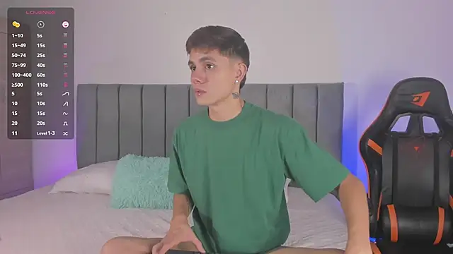 Snapshot of DustinLevine chatting on 12-04-25, 01:15 DustinLevine online show from 12-04-25, 01:15