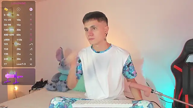 Snapshot of DustinLevine chatting on 01-16-25, 12:52 DustinLevine online show from 01-16-25, 12:52