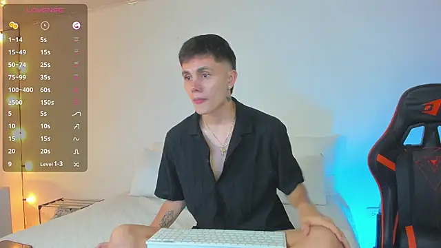 Snapshot of DustinLevine chatting on 02-26-25, 11:52 DustinLevine online show from 02-26-25, 11:52