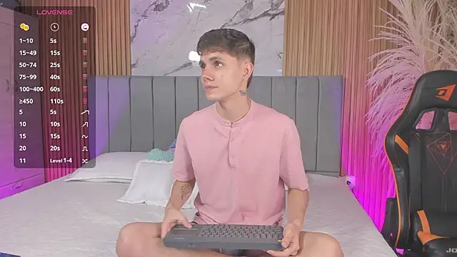 Snapshot of DustinLevine chatting on 02-19-26, 12:24 DustinLevine online show from 02-19-26, 12:24