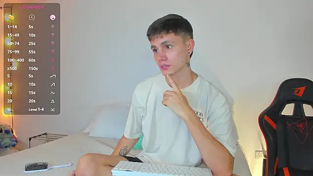 Snapshot of DustinLevine chatting on 01-29-25, 11:14 DustinLevine online show from 01-29-25, 11:14