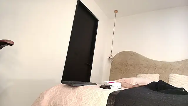 Snapshot of zzoe_ chatting on 11-16-25, 03:11 zzoe online show from 11-16-25, 03:11