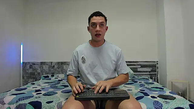 Snapshot of davinalhot chatting on 04-19-26, 03:18 davinalhot online show from 04-19-26, 03:18