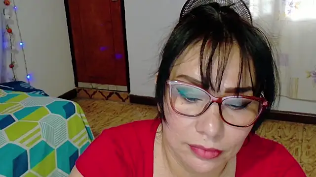 Snapshot of hottplay chatting on 12-21-24, 04:36 hottplay online show from 12-21-24, 04:36