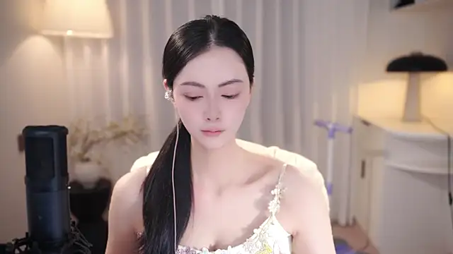 Ocean--Lili online show from 10-04-25, 02:18