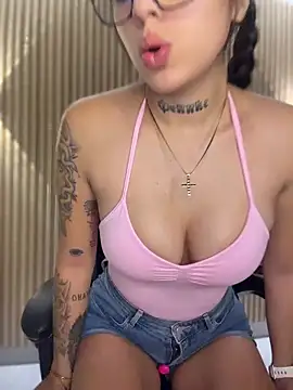 Snapshot of Sarasanders_4 chatting on 02-13-26, 04:12 Sarasanders 4 online show from 02-13-26, 04:12