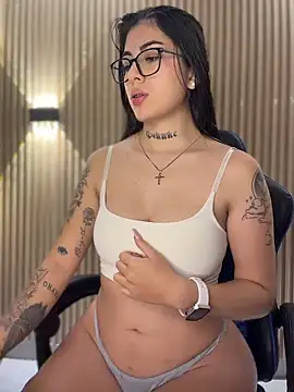 Snapshot of Sarasanders_4 chatting on 02-17-26, 04:32 Sarasanders 4 online show from 02-17-26, 04:32