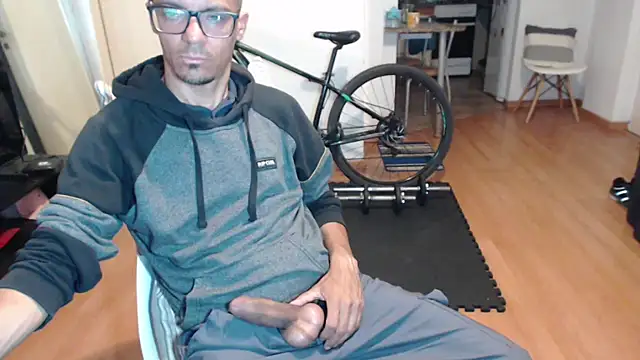 Snapshot of guachin_hunk chatting on 10-19-25, 06:27 guachin hunk online show from 10-19-25, 06:27