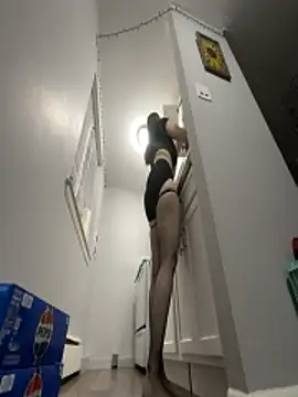 Snapshot of Snowbunnycake_131 chatting on 10-29-25, 10:20 Snowbunnycake 131 online show from 10-29-25, 10:20