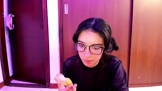 Snapshot of _Lunnaa_ chatting on 02-02-25, 05:21  Lunnaa  online show from 02-02-25, 05:21